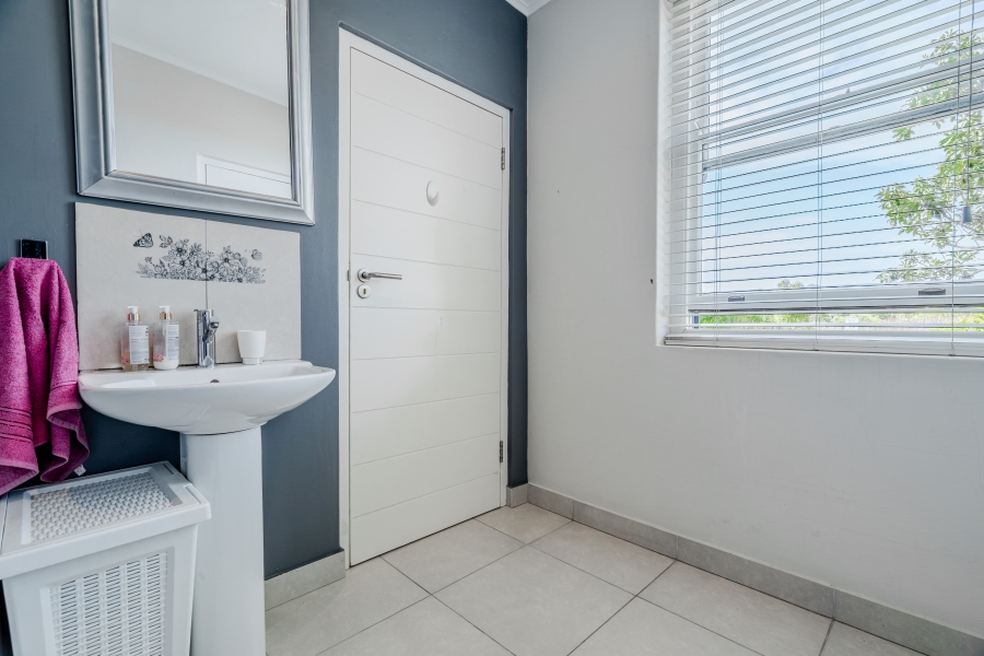 To Let 3 Bedroom Property for Rent in Lake Michelle Western Cape